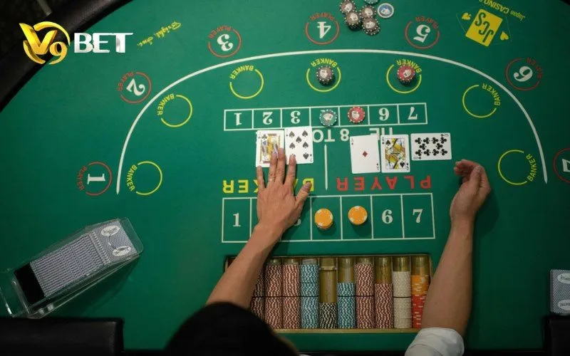 Bàn Baccarat với các khu vực Banker, Player và bài đã chia