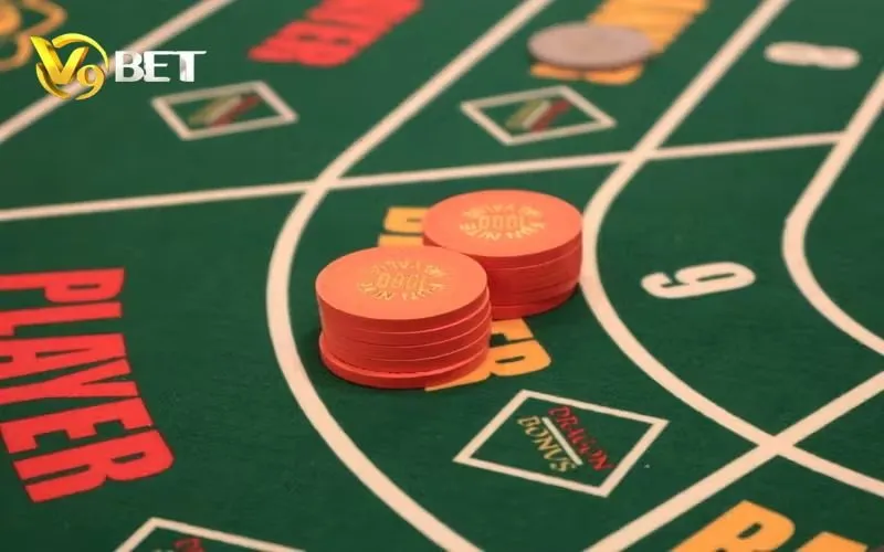 Chồng chip đỏ trên khu vực Player của bàn Baccarat