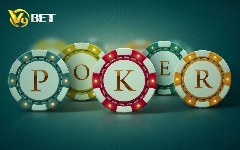 Poker V9BET | Luật Chơi, Thứ Tự Bài, Blind & All-in 2 Năm chip mang các chữ P, O, K, E, R trong đồ họa Poker V9BET.